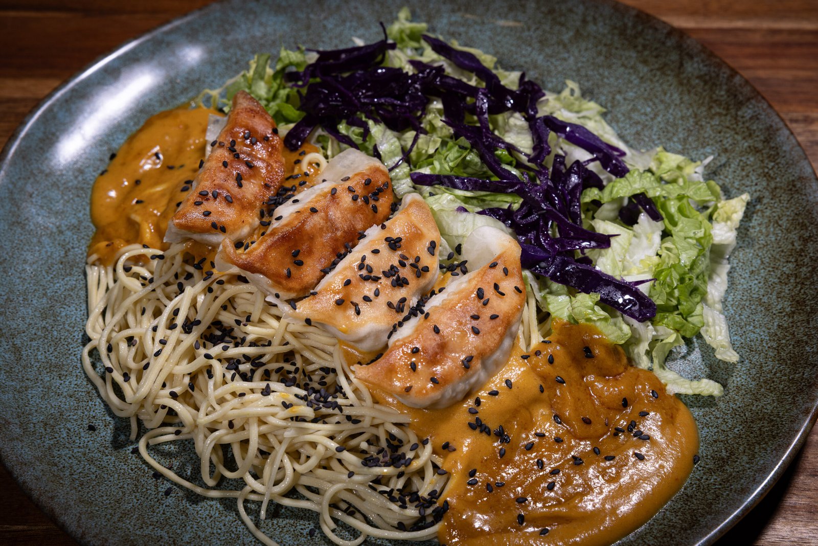 Gyozas aux légumes et nouilles thaï