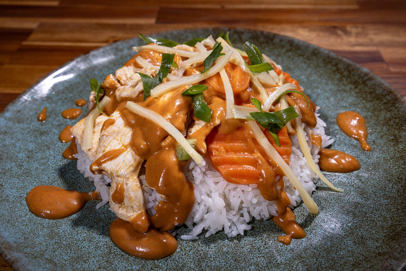 Poulet sauce sriracha et riz thaï sauté